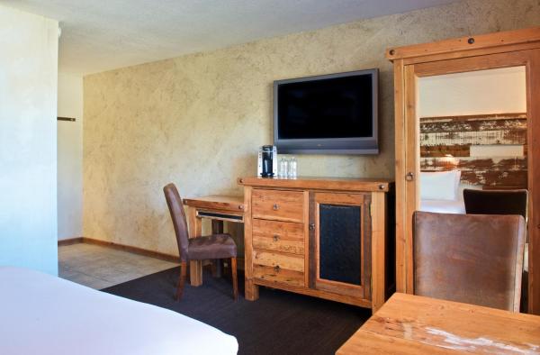 Family Suite w/2 Queen beds & Bunk â€“ Tahoe Blue building